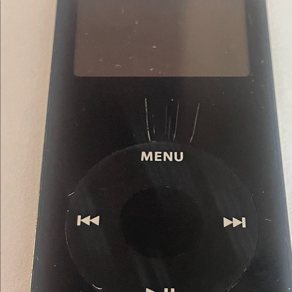 Apple Black iPod Nano Generation 1 with White 30-pin Cable - Picture 4 of 4